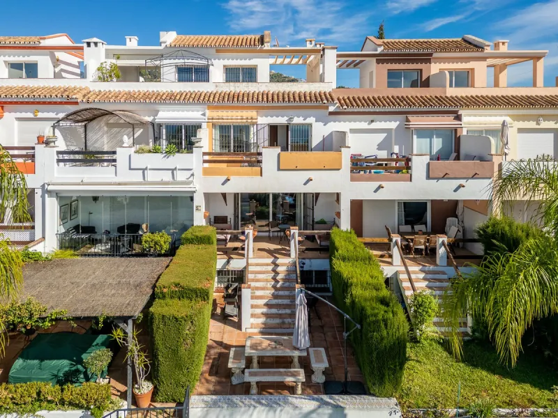 House - Townhouse в продаже в Marbella, Málaga. В доме 3 спален и 3 ванных комнат. Площадь дома 198 м². Площадь участка 9 м²