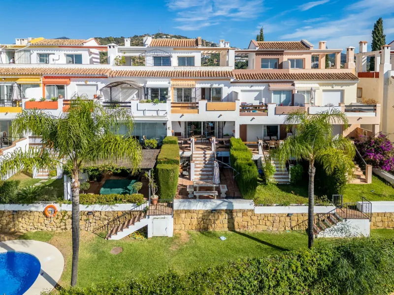 House - Townhouse в продаже в Marbella, Málaga. В доме 3 спален и 3 ванных комнат. Площадь дома 198 м². Площадь участка 9 м²