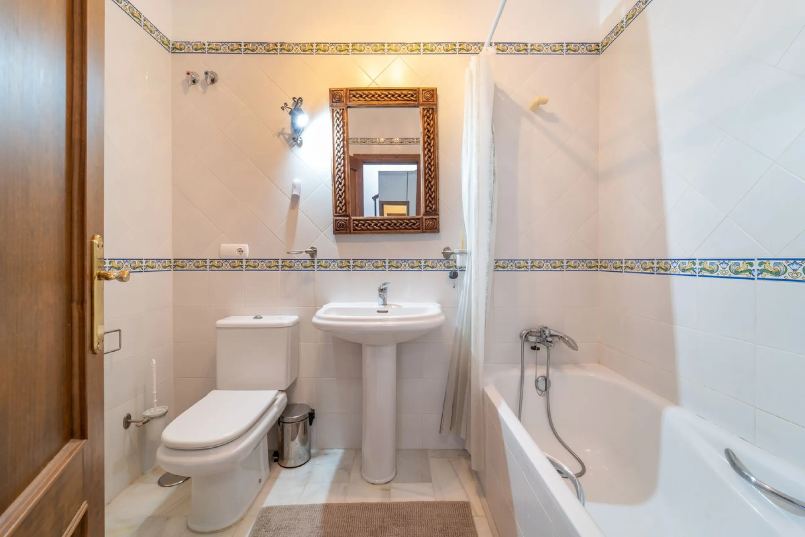House - Townhouse в продаже в Marbella, Málaga. В доме 3 спален и 3 ванных комнат. Площадь дома 198 м². Площадь участка 9 м²