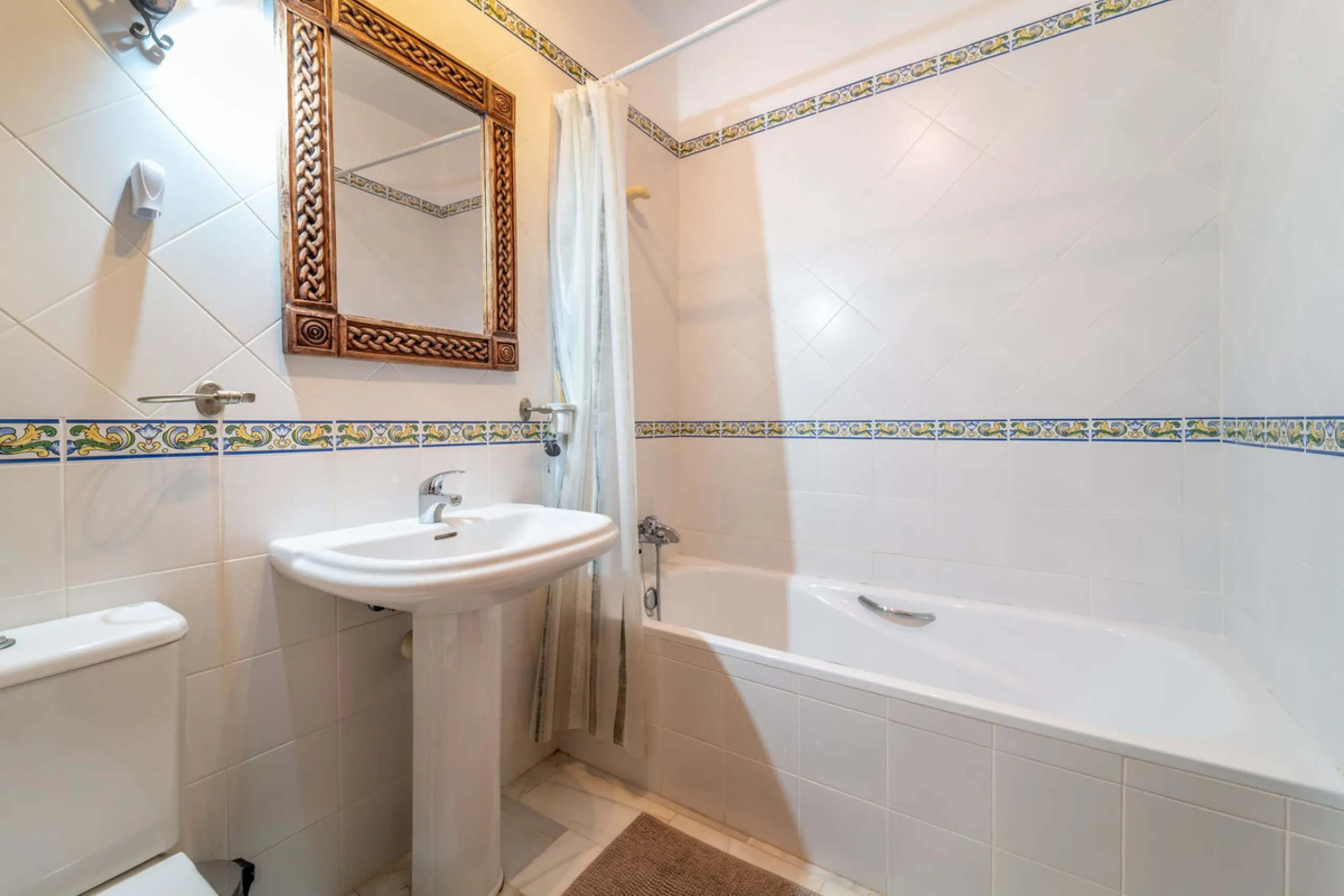 House - Townhouse в продаже в Marbella, Málaga. В доме 3 спален и 3 ванных комнат. Площадь дома 198 м². Площадь участка 9 м²