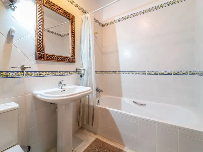 House - Townhouse в продаже в Marbella, Málaga. В доме 3 спален и 3 ванных комнат. Площадь дома 198 м². Площадь участка 9 м²