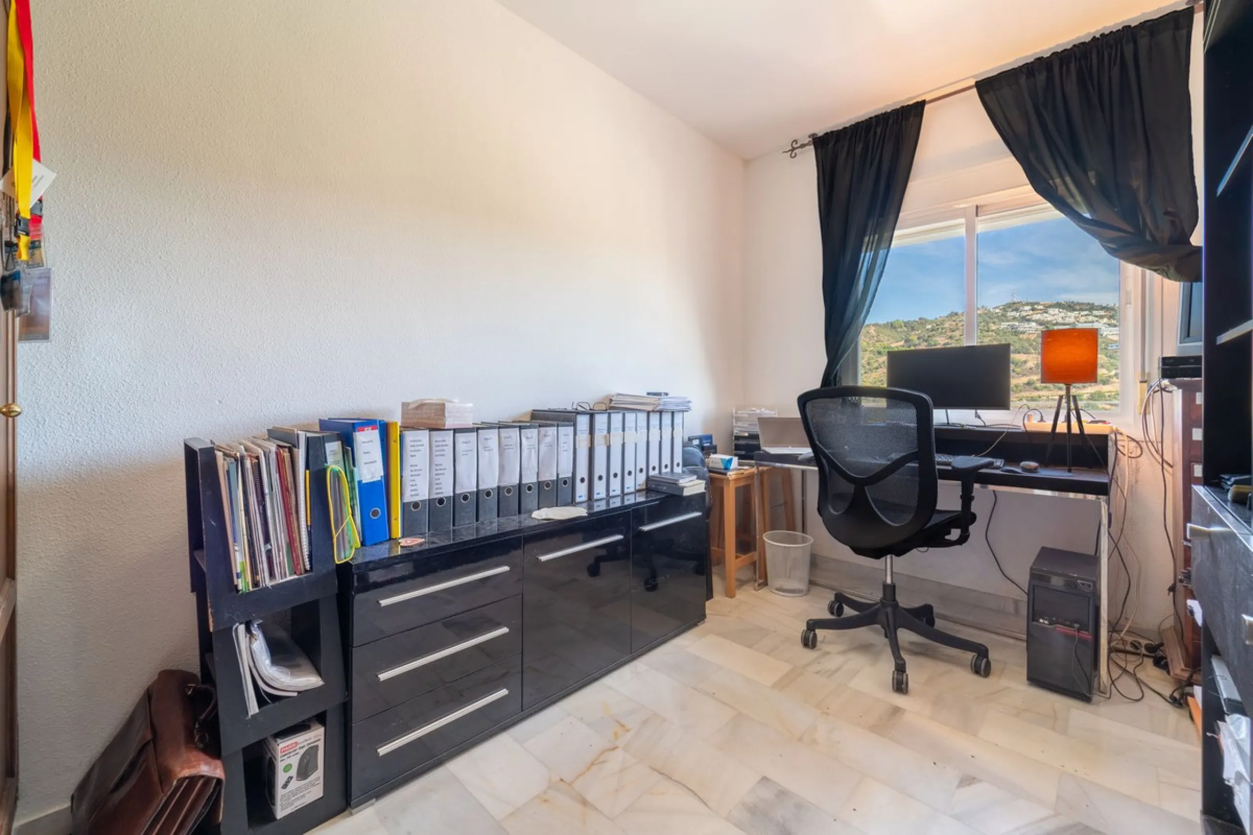 House - Townhouse в продаже в Marbella, Málaga. В доме 3 спален и 3 ванных комнат. Площадь дома 198 м². Площадь участка 9 м²