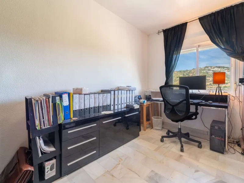 House - Townhouse в продаже в Marbella, Málaga. В доме 3 спален и 3 ванных комнат. Площадь дома 198 м². Площадь участка 9 м²