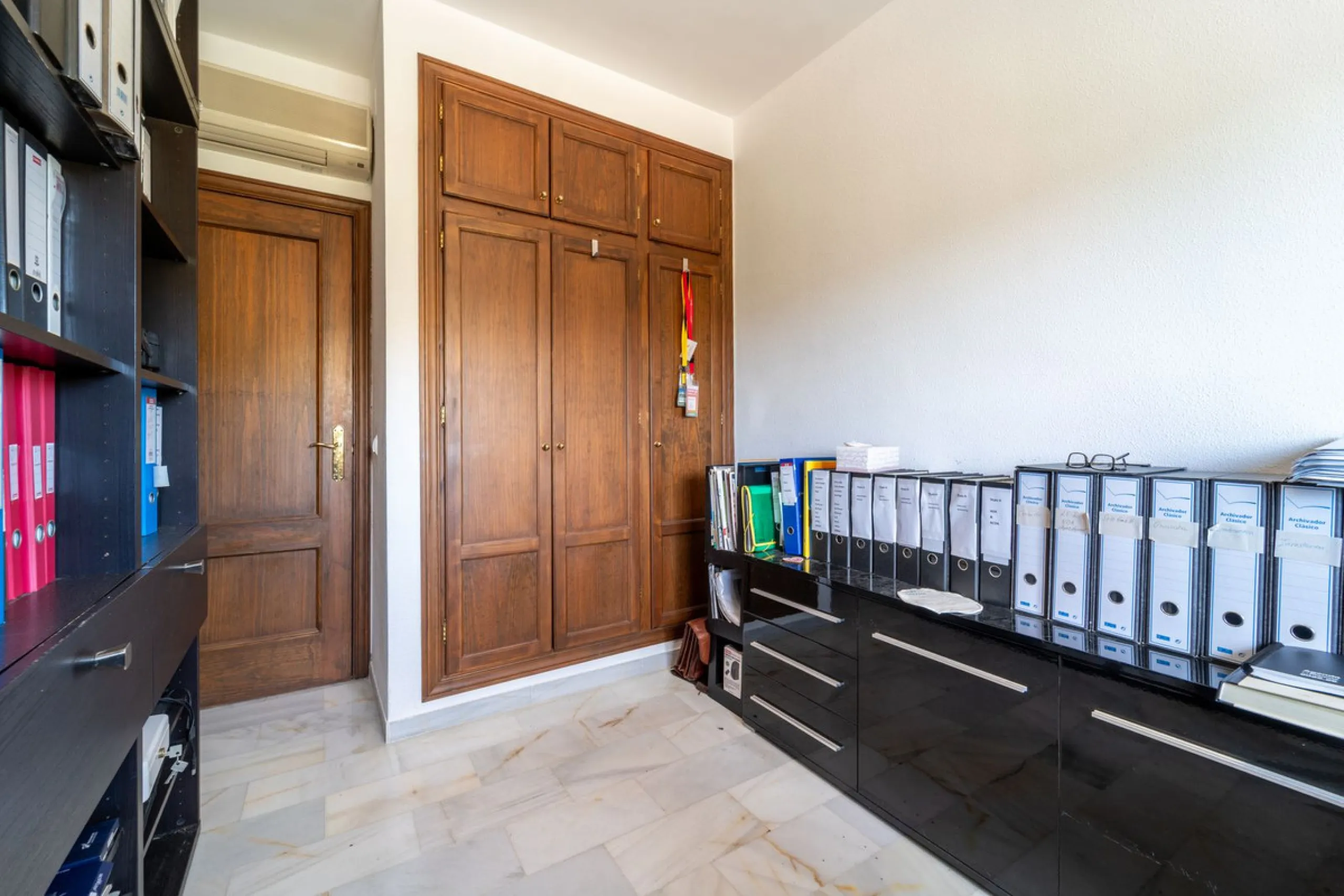 House - Townhouse в продаже в Marbella, Málaga. В доме 3 спален и 3 ванных комнат. Площадь дома 198 м². Площадь участка 9 м²