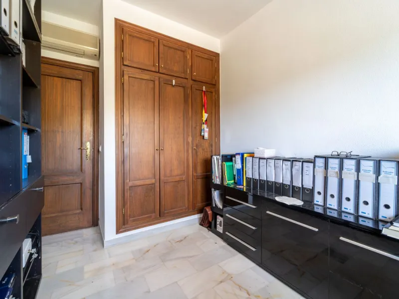 House - Townhouse в продаже в Marbella, Málaga. В доме 3 спален и 3 ванных комнат. Площадь дома 198 м². Площадь участка 9 м²
