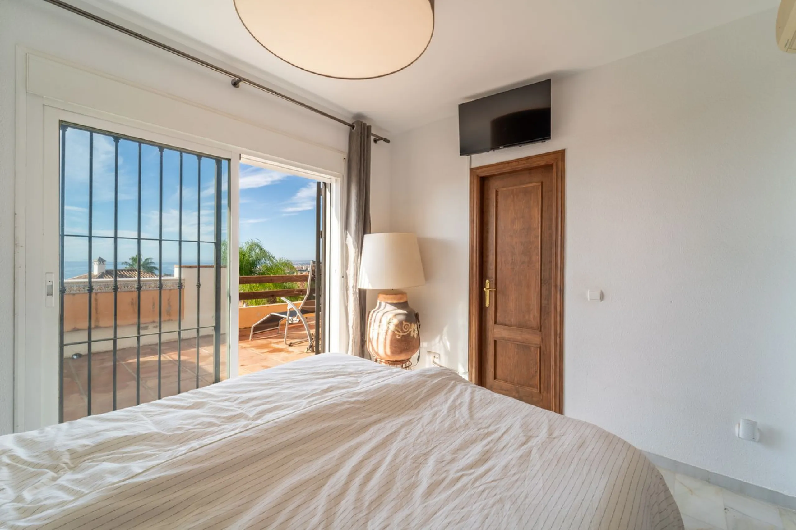 House - Townhouse в продаже в Marbella, Málaga. В доме 3 спален и 3 ванных комнат. Площадь дома 198 м². Площадь участка 9 м²
