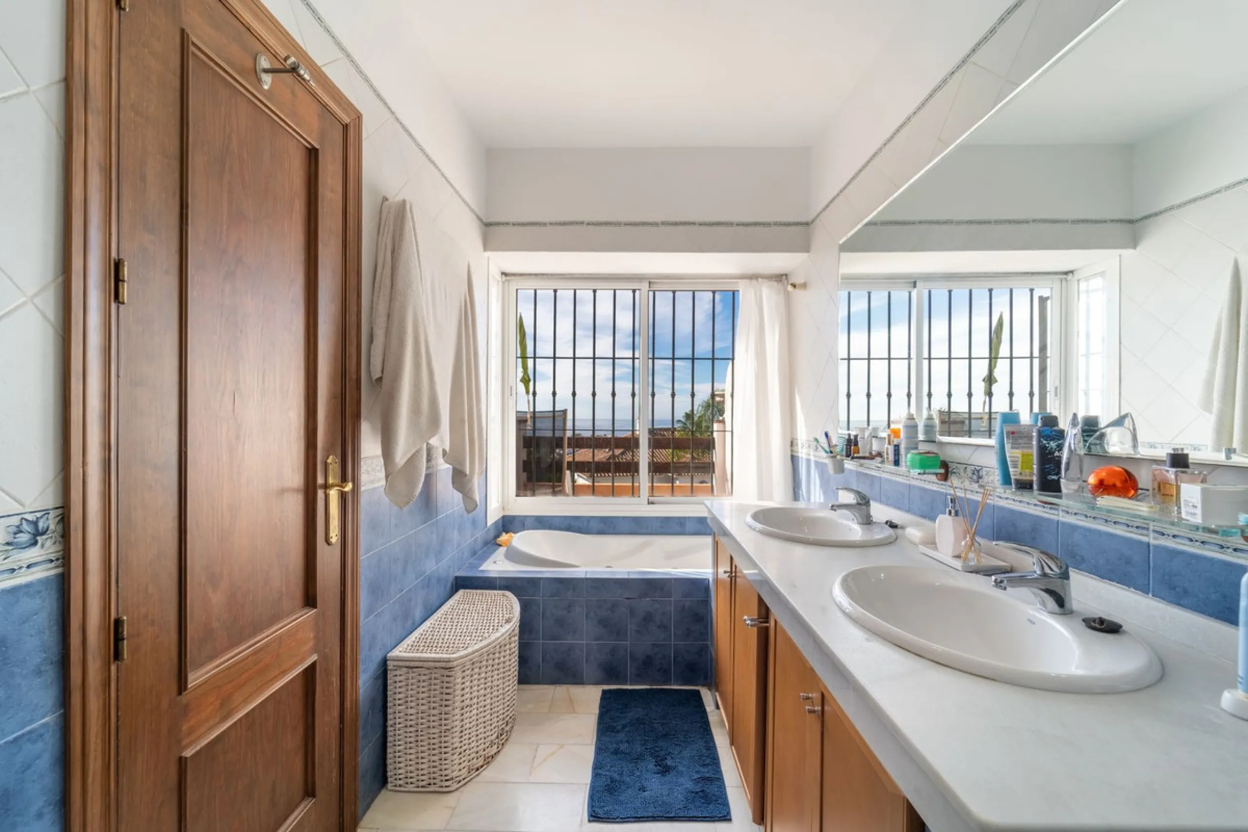 House - Townhouse в продаже в Marbella, Málaga. В доме 3 спален и 3 ванных комнат. Площадь дома 198 м². Площадь участка 9 м²