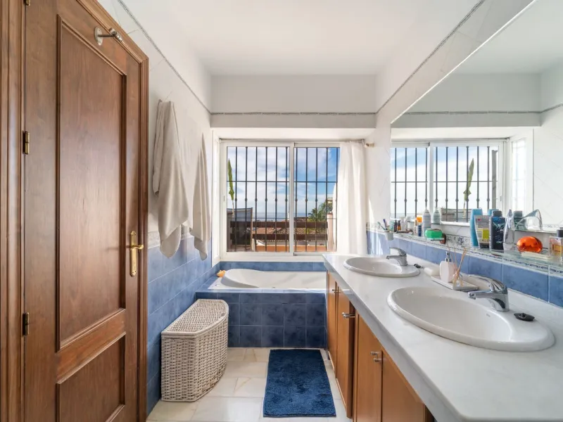 House - Townhouse в продаже в Marbella, Málaga. В доме 3 спален и 3 ванных комнат. Площадь дома 198 м². Площадь участка 9 м²