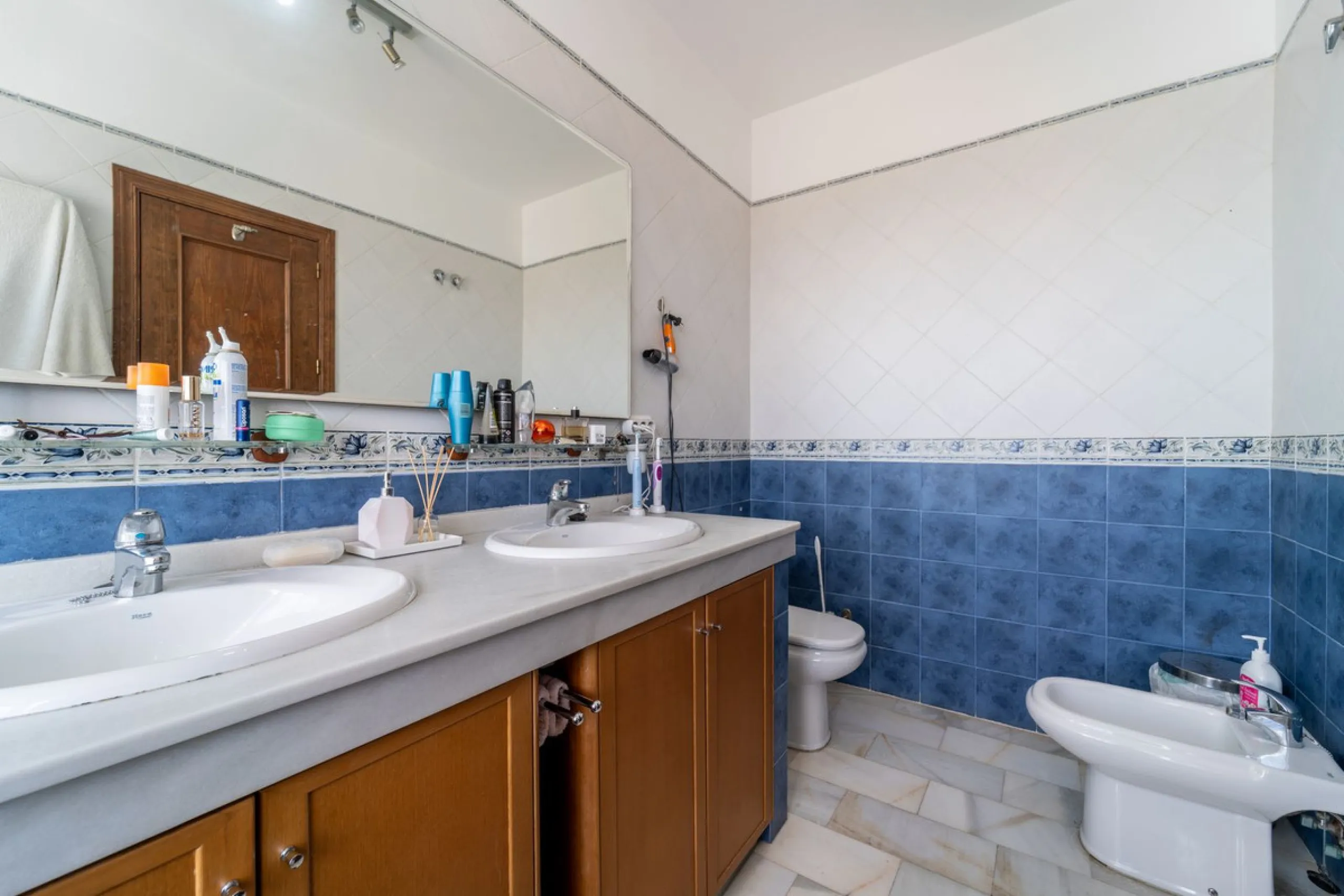 House - Townhouse в продаже в Marbella, Málaga. В доме 3 спален и 3 ванных комнат. Площадь дома 198 м². Площадь участка 9 м²