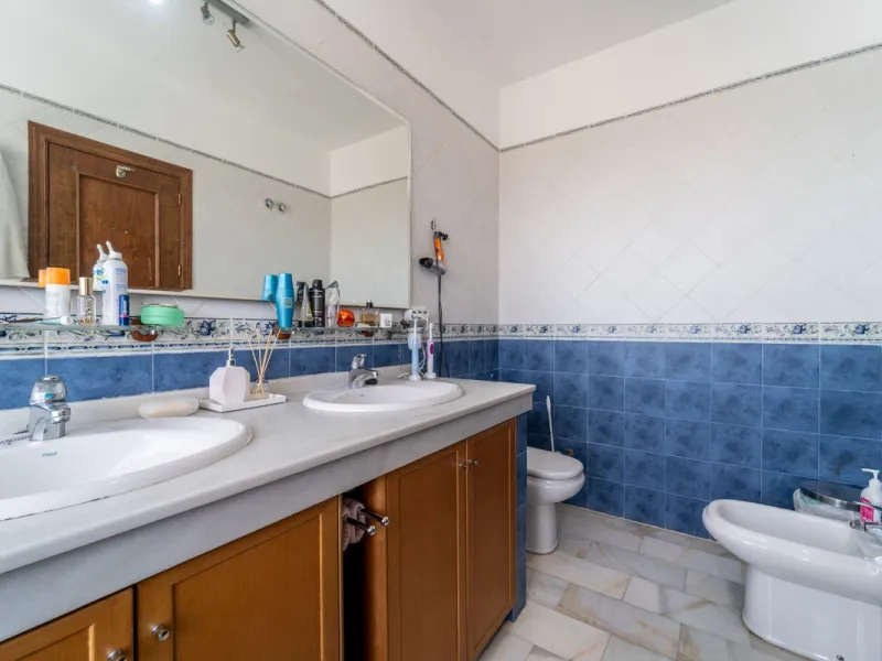 House - Townhouse в продаже в Marbella, Málaga. В доме 3 спален и 3 ванных комнат. Площадь дома 198 м². Площадь участка 9 м²