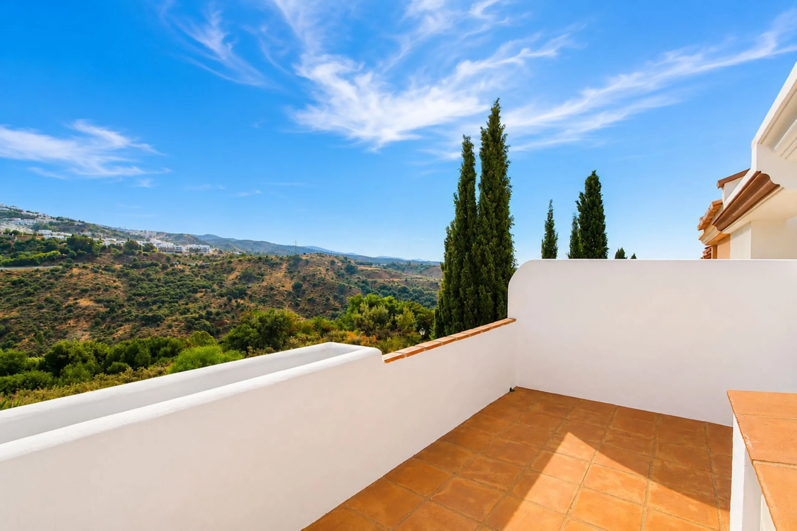 House - Townhouse в продаже в Marbella, Málaga. В доме 3 спален и 3 ванных комнат. Площадь дома 198 м². Площадь участка 9 м²
