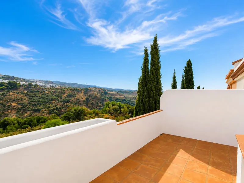 House - Townhouse в продаже в Marbella, Málaga. В доме 3 спален и 3 ванных комнат. Площадь дома 198 м². Площадь участка 9 м²
