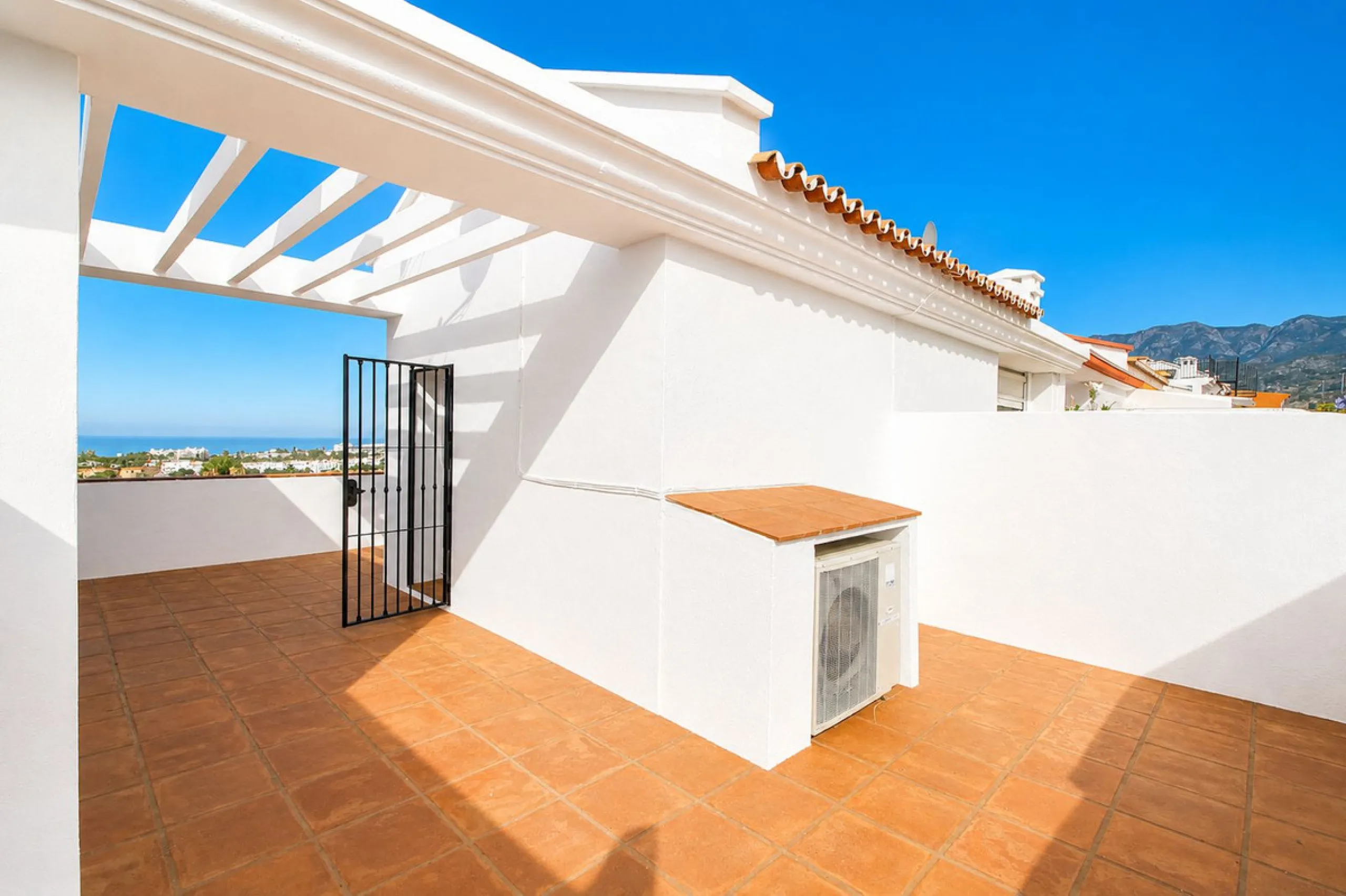 House - Townhouse в продаже в Marbella, Málaga. В доме 3 спален и 3 ванных комнат. Площадь дома 198 м². Площадь участка 9 м²