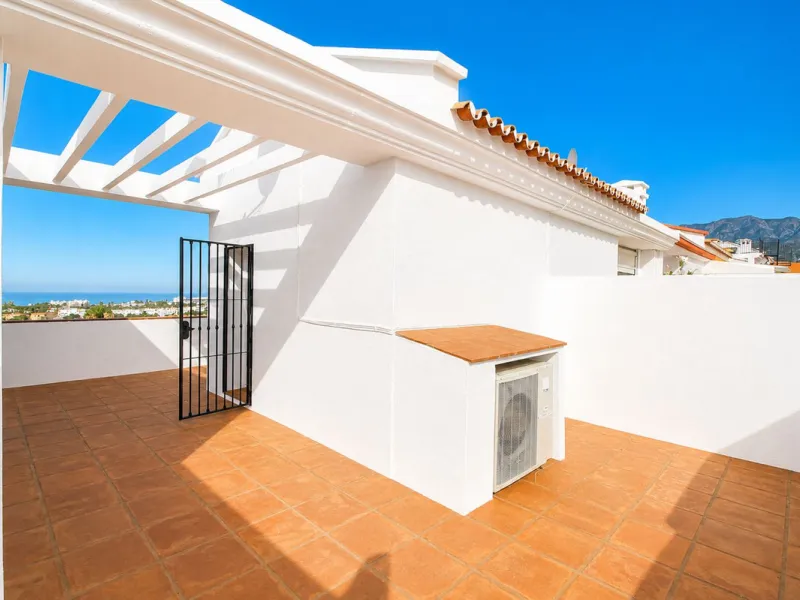House - Townhouse в продаже в Marbella, Málaga. В доме 3 спален и 3 ванных комнат. Площадь дома 198 м². Площадь участка 9 м²