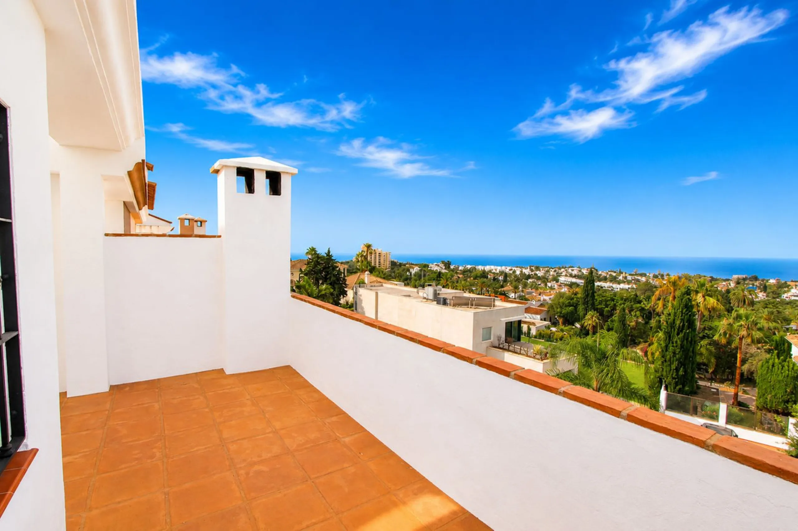 House - Townhouse в продаже в Marbella, Málaga. В доме 3 спален и 3 ванных комнат. Площадь дома 198 м². Площадь участка 9 м²