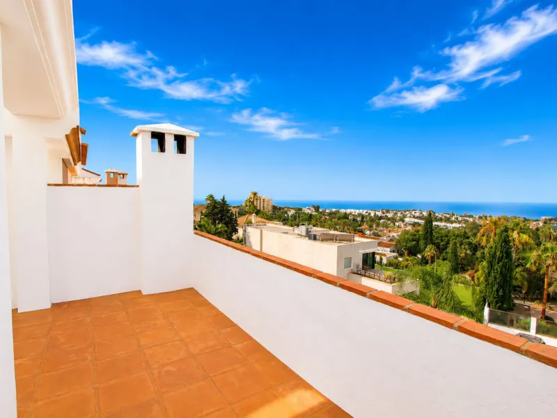 House - Townhouse в продаже в Marbella, Málaga. В доме 3 спален и 3 ванных комнат. Площадь дома 198 м². Площадь участка 9 м²