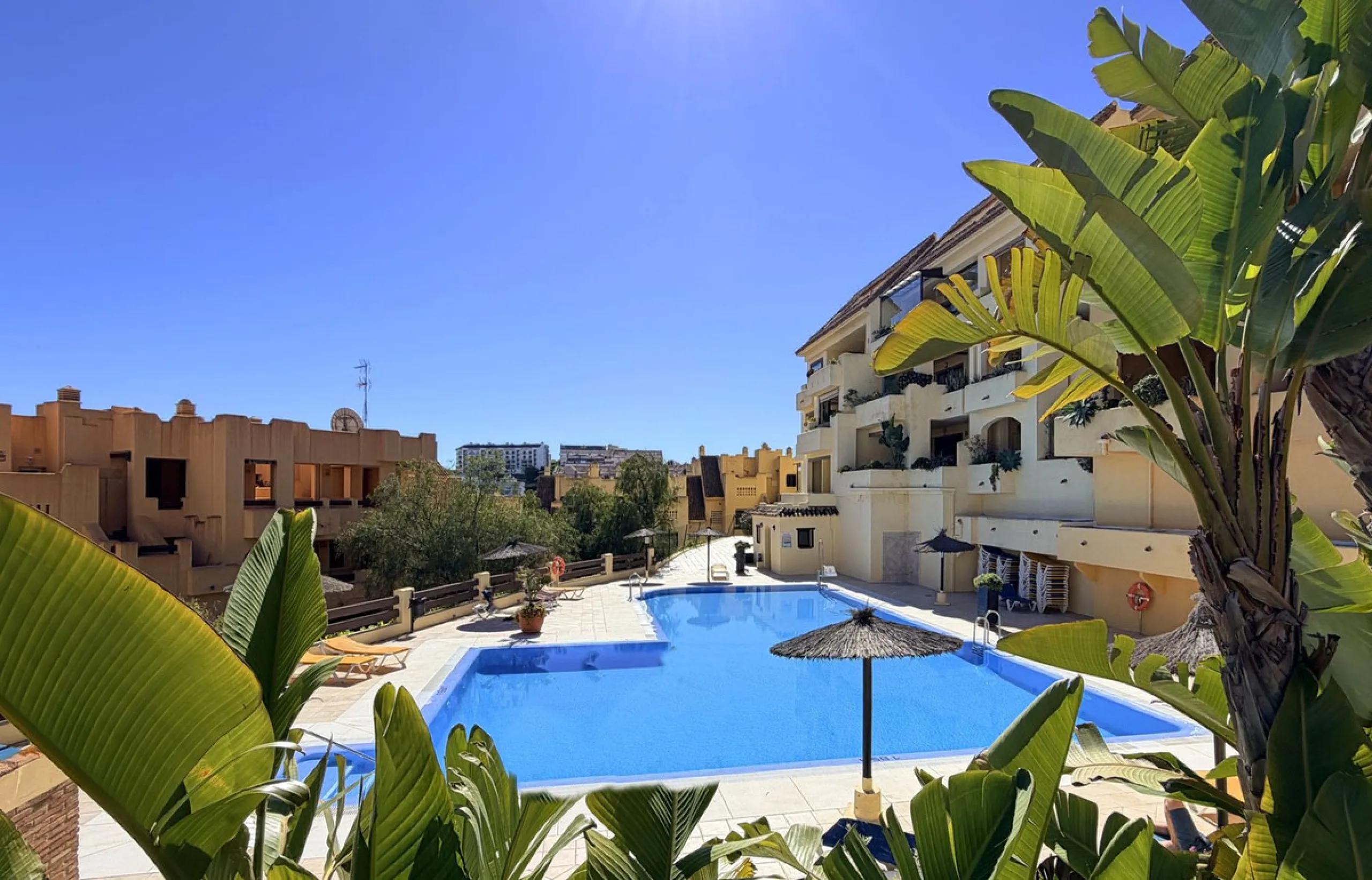 APARTMENT WITH SPACIOUS TERRACE AND STUNNING SEA VIEWS, MANILVA. Discover this magnificent 2-bedroom, 2-bathroom property located in a well-maintained and highly sought-after urbanization in Manilva, ideal both as a permanent residence or an investment. T