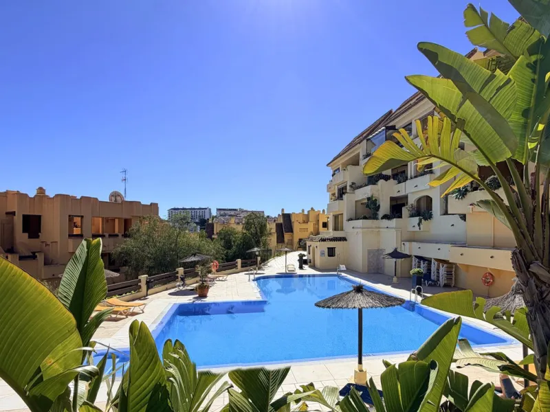 APARTMENT WITH SPACIOUS TERRACE AND STUNNING SEA VIEWS, MANILVA. Discover this magnificent 2-bedroom, 2-bathroom property located in a well-maintained and highly sought-after urbanization in Manilva, ideal both as a permanent residence or an investment. T