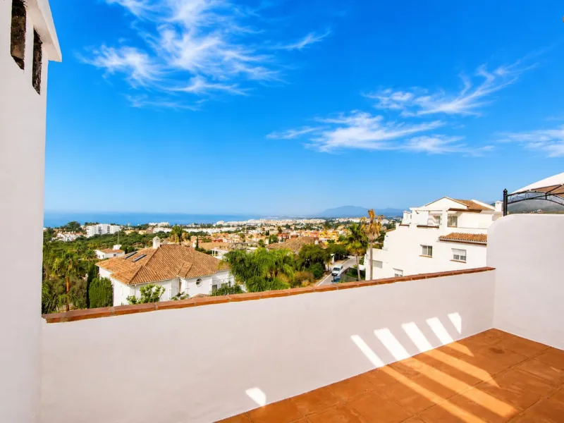 House - Townhouse в продаже в Marbella, Málaga. В доме 3 спален и 3 ванных комнат. Площадь дома 198 м². Площадь участка 9 м²