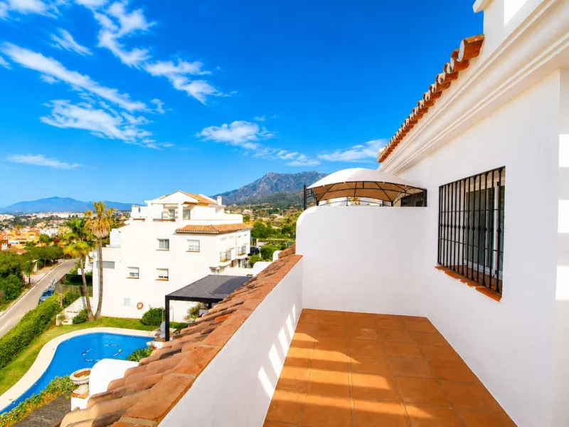 House - Townhouse в продаже в Marbella, Málaga. В доме 3 спален и 3 ванных комнат. Площадь дома 198 м². Площадь участка 9 м²