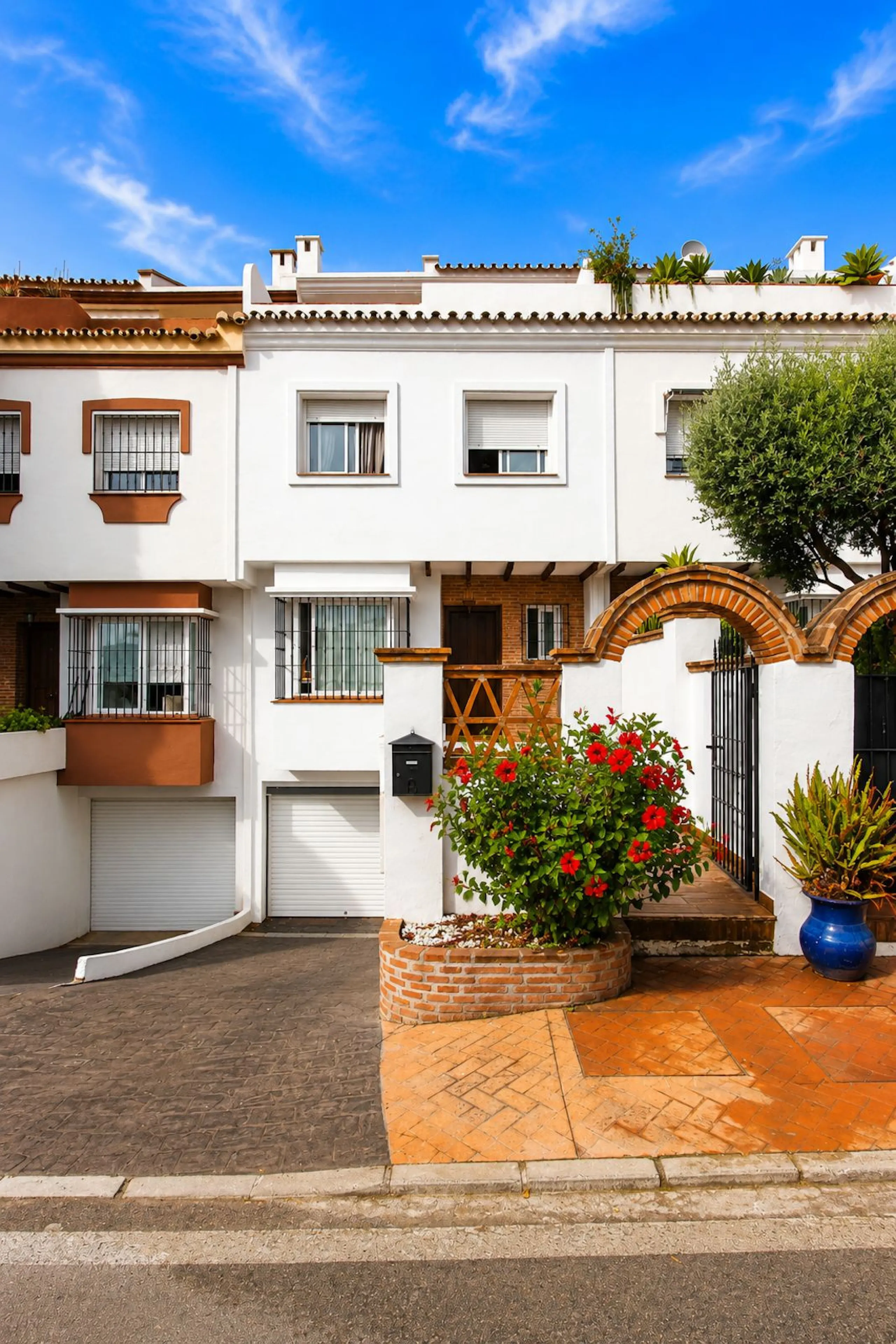 House - Townhouse в продаже в Marbella, Málaga. В доме 3 спален и 3 ванных комнат. Площадь дома 198 м². Площадь участка 9 м²