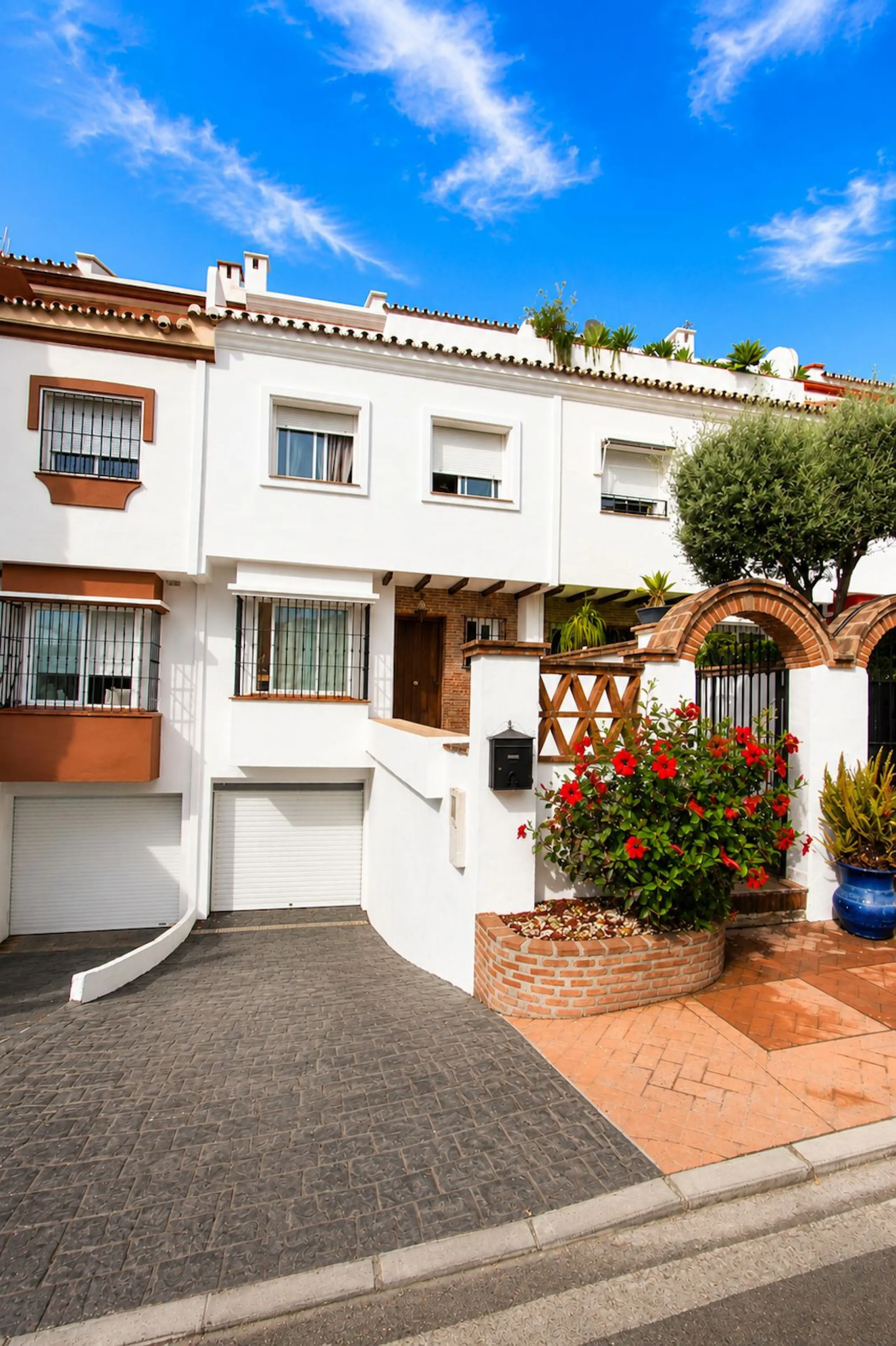 House - Townhouse в продаже в Marbella, Málaga. В доме 3 спален и 3 ванных комнат. Площадь дома 198 м². Площадь участка 9 м²