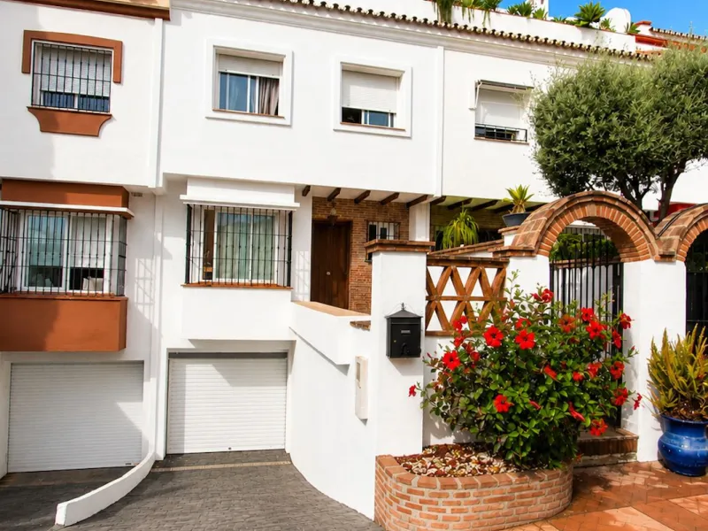 House - Townhouse в продаже в Marbella, Málaga. В доме 3 спален и 3 ванных комнат. Площадь дома 198 м². Площадь участка 9 м²