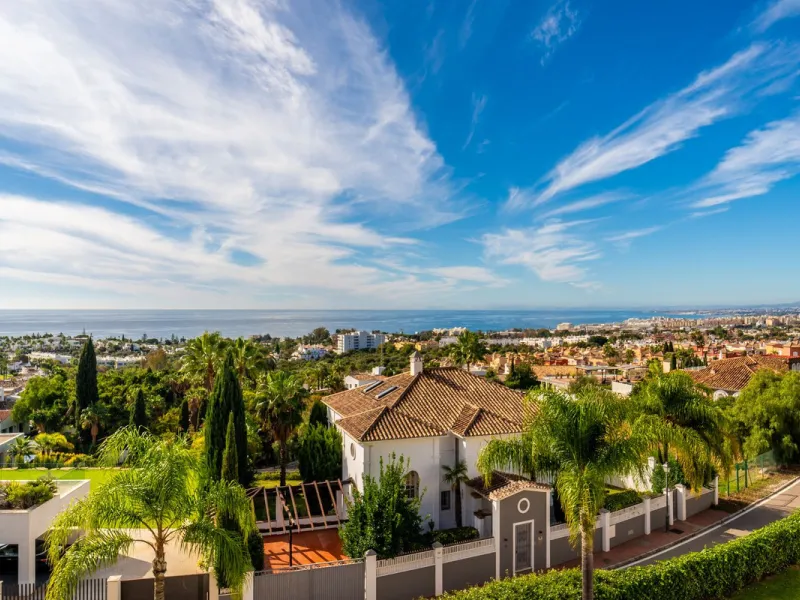 House - Townhouse в продаже в Marbella, Málaga. В доме 3 спален и 3 ванных комнат. Площадь дома 198 м². Площадь участка 9 м²