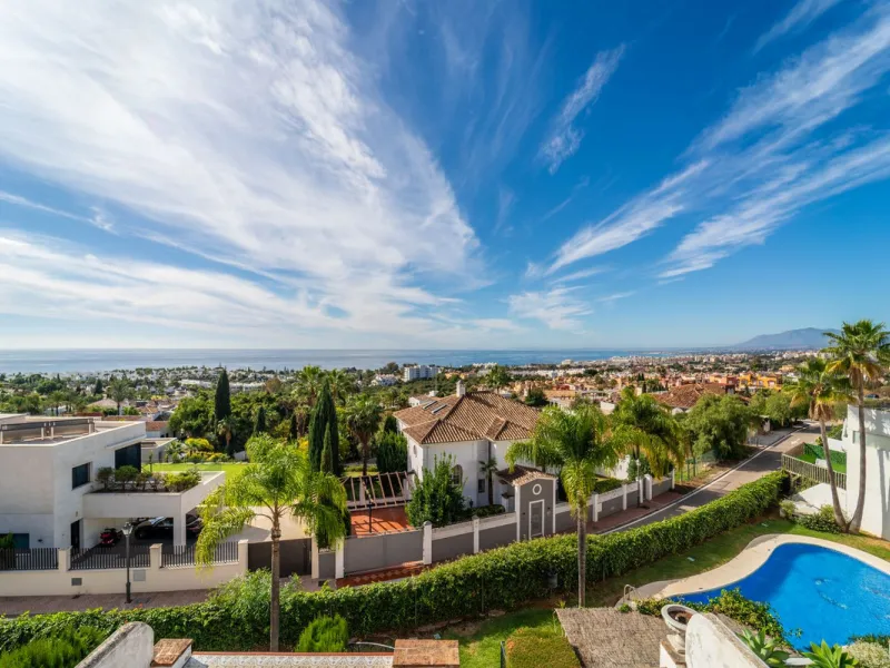 House - Townhouse в продаже в Marbella, Málaga. В доме 3 спален и 3 ванных комнат. Площадь дома 198 м². Площадь участка 9 м²