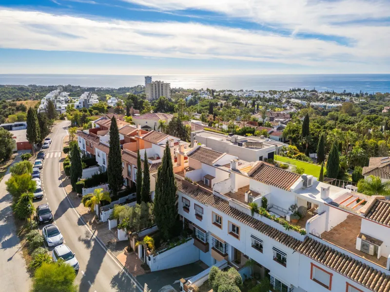 House - Townhouse в продаже в Marbella, Málaga. В доме 3 спален и 3 ванных комнат. Площадь дома 198 м². Площадь участка 9 м²