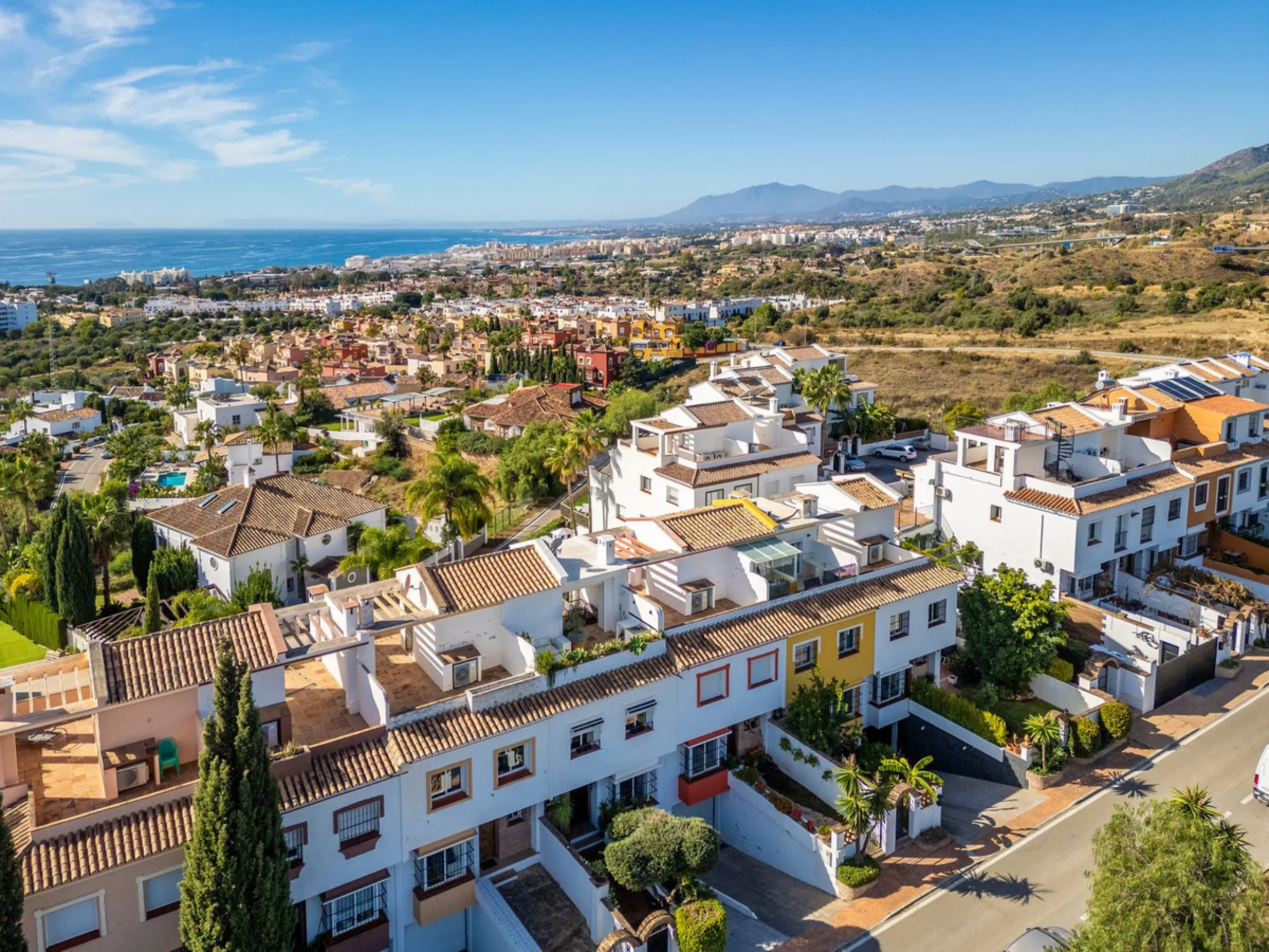 House - Townhouse в продаже в Marbella, Málaga. В доме 3 спален и 3 ванных комнат. Площадь дома 198 м². Площадь участка 9 м²