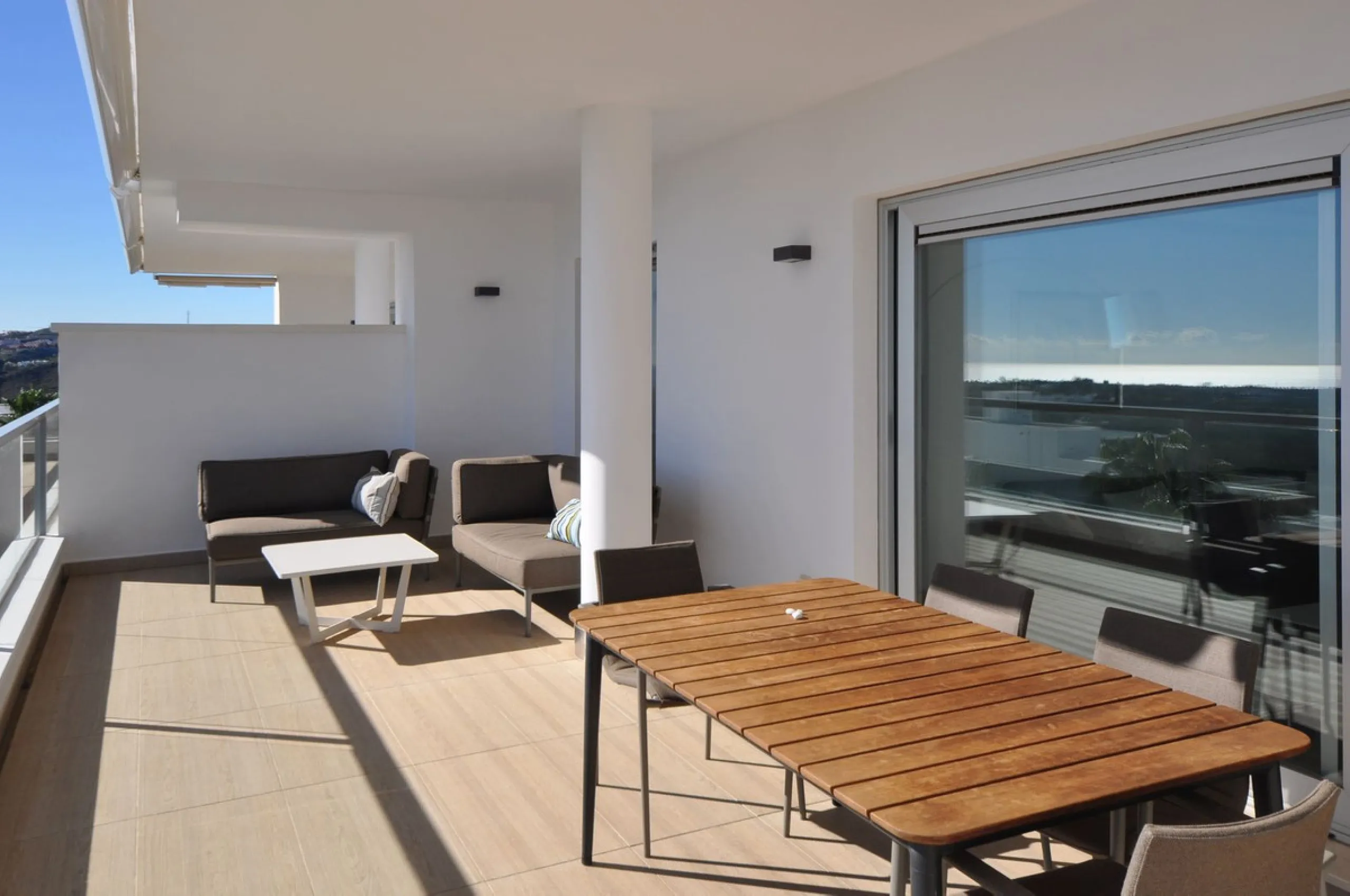 Elevated 2-bedroom, 2-bathroom apartment in Avalon, Los Arqueros, offering panoramic sea views and open views towards La Concha.