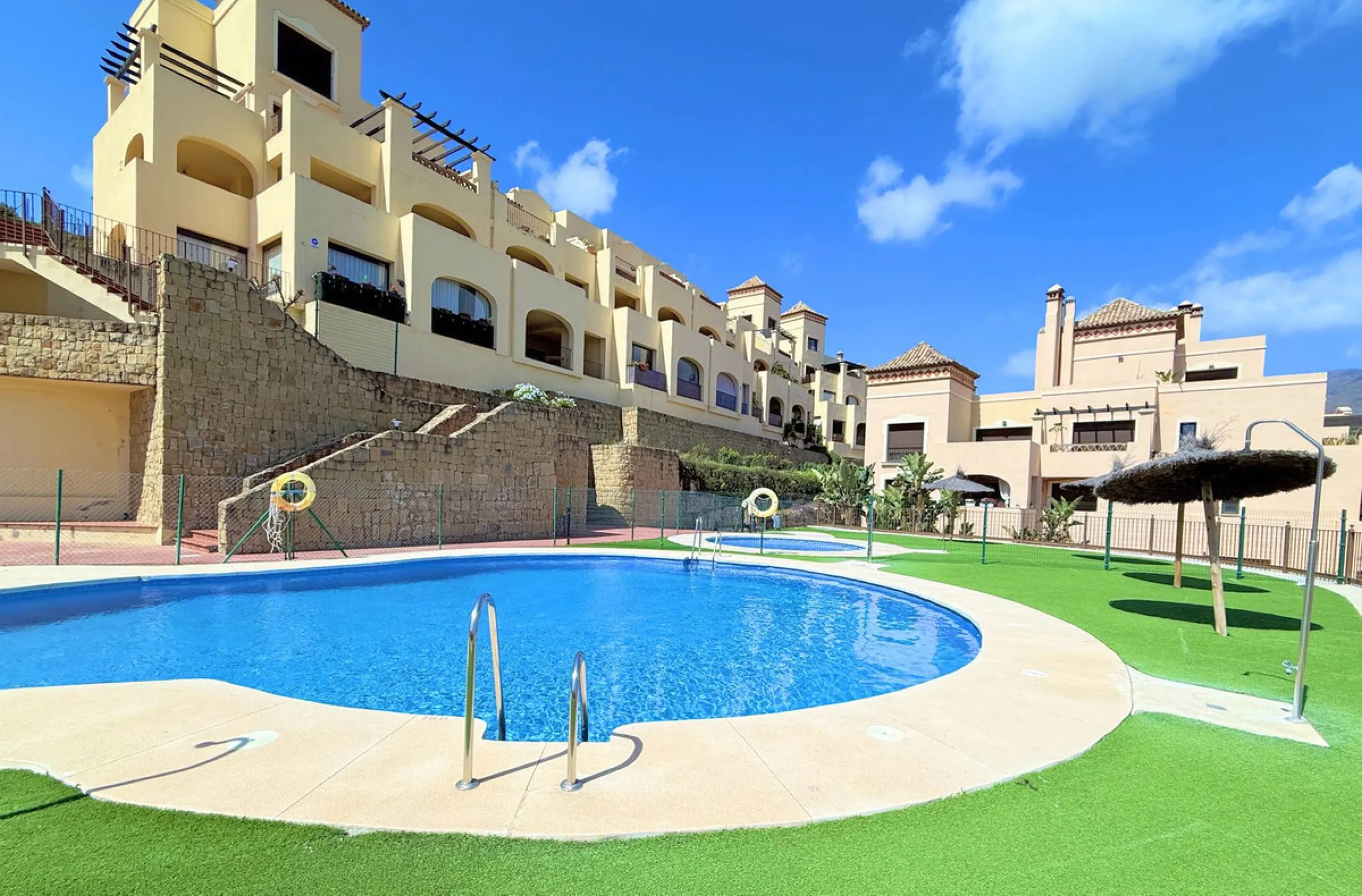 Apartment - Penthouse в продаже в Estepona, Málaga. В доме 2 спален и 2 ванных комнат. Площадь дома 100 м²