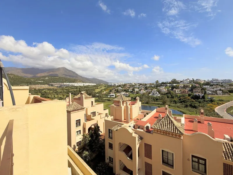 Apartment - Penthouse в продаже в Estepona, Málaga. В доме 2 спален и 2 ванных комнат. Площадь дома 100 м²