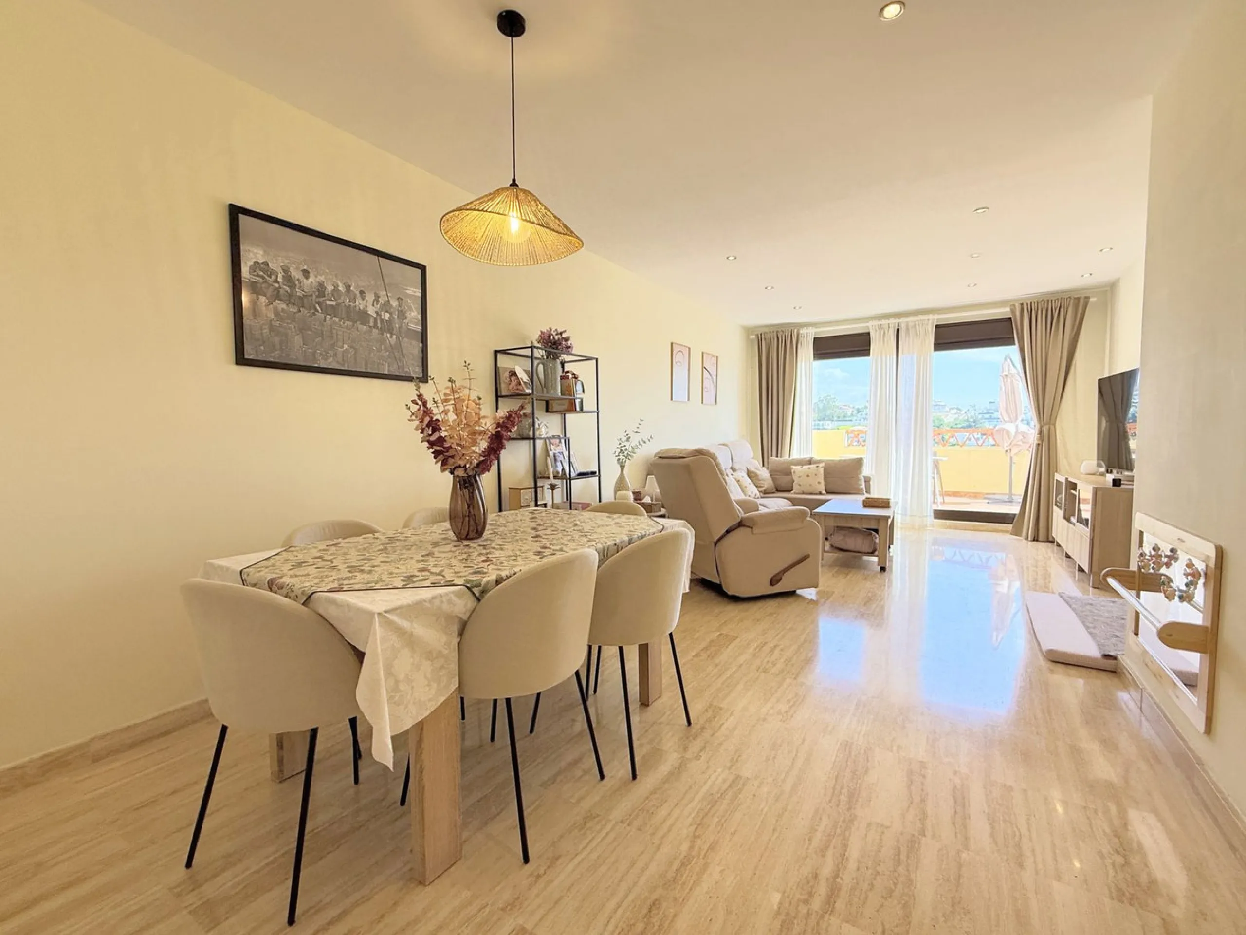Apartment - Penthouse в продаже в Estepona, Málaga. В доме 2 спален и 2 ванных комнат. Площадь дома 100 м²