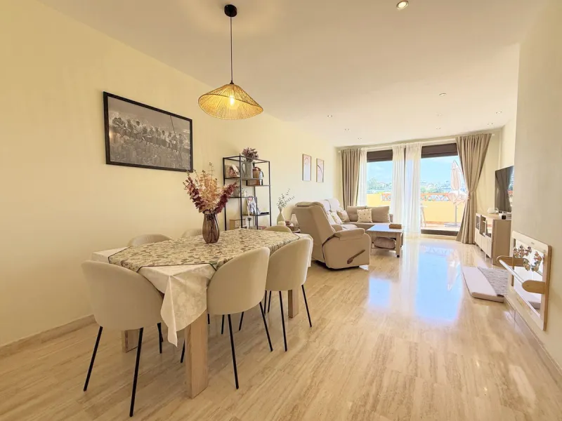 Apartment - Penthouse в продаже в Estepona, Málaga. В доме 2 спален и 2 ванных комнат. Площадь дома 100 м²