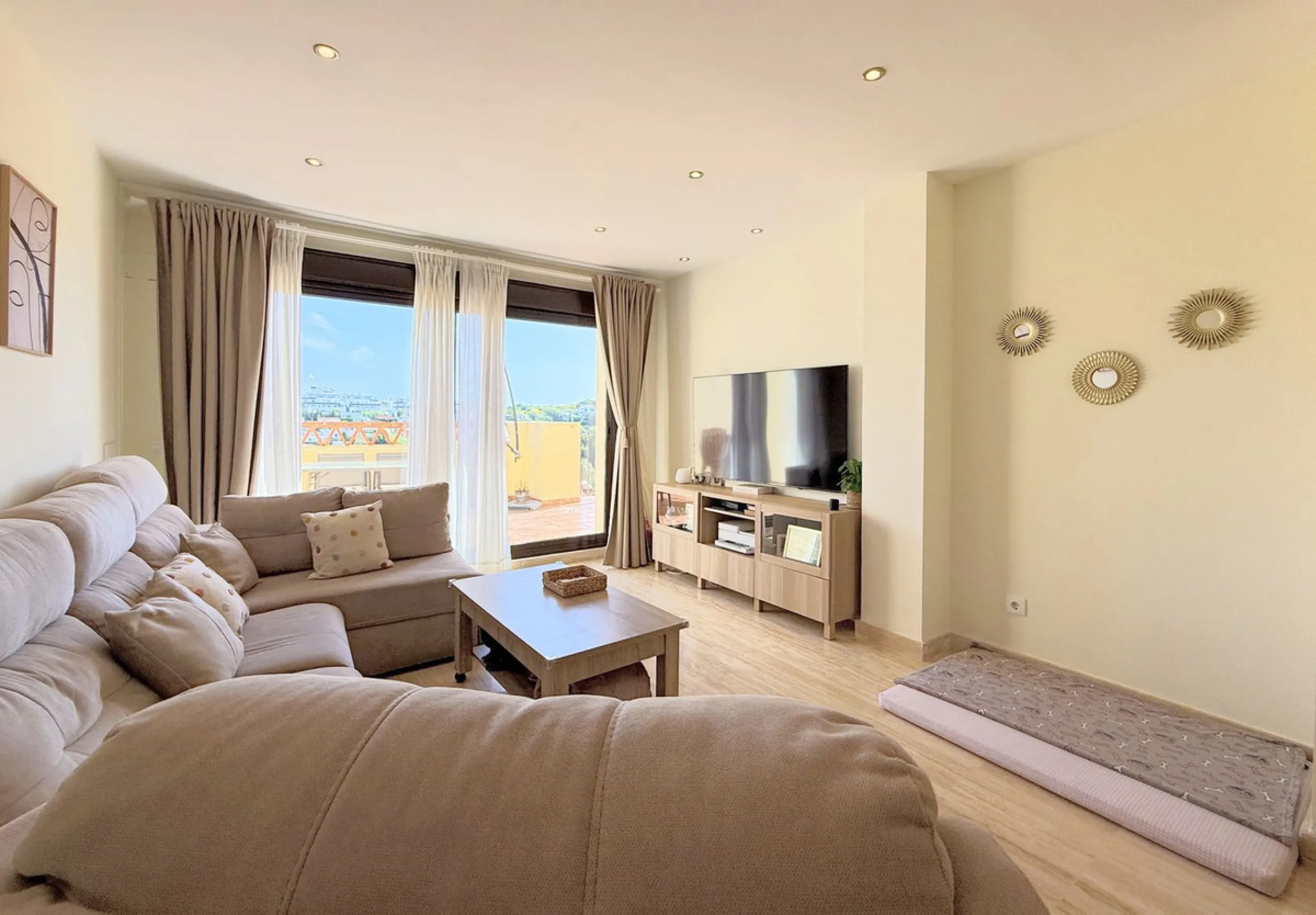Apartment - Penthouse в продаже в Estepona, Málaga. В доме 2 спален и 2 ванных комнат. Площадь дома 100 м²