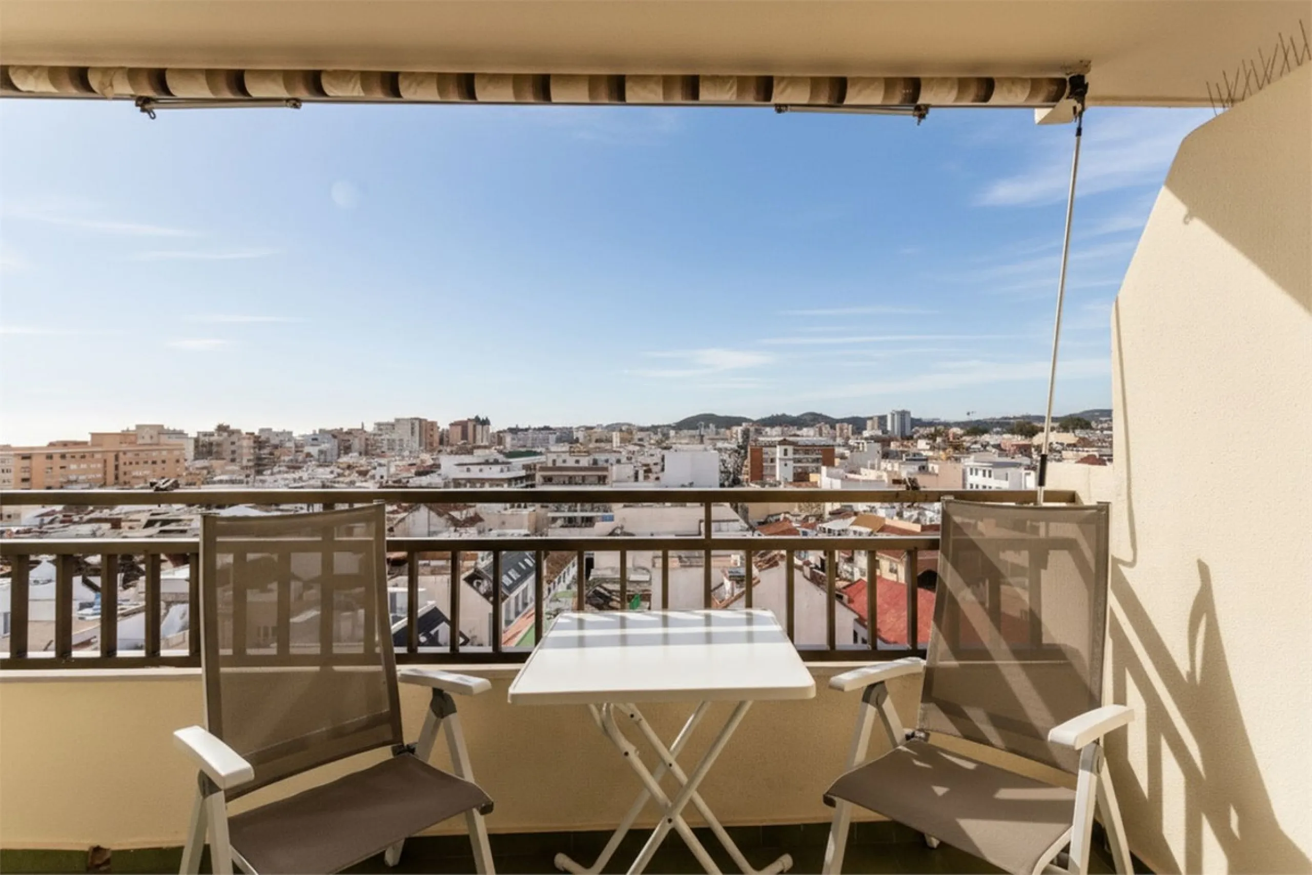 Welcome to this spacious and well-planned apartment with fantastic light. Views of the surrounding city life, the mountains and a glimpse of the sea. The property offers a perfect combination of the city's pulse and a relaxing location near the sea.