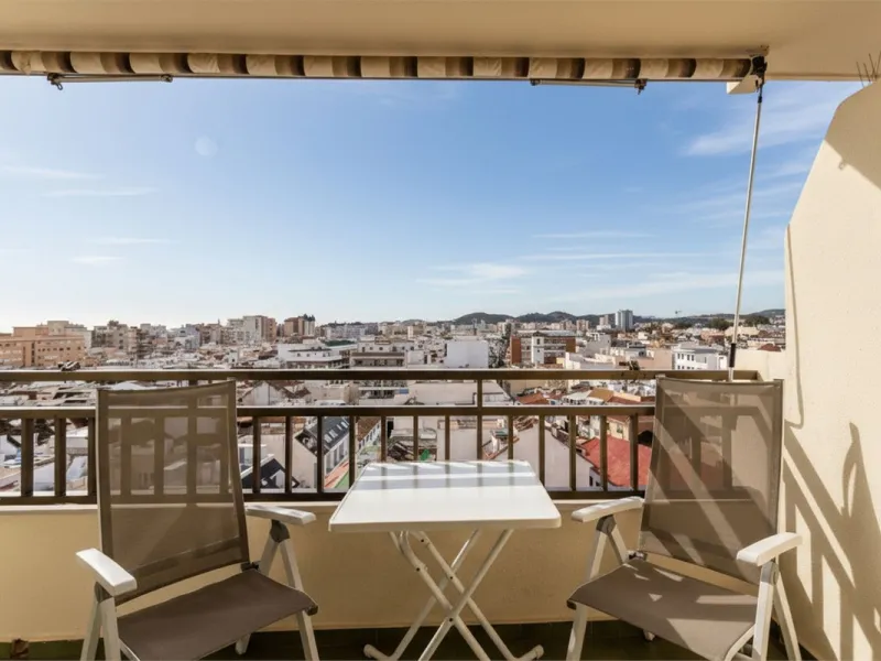 Welcome to this spacious and well-planned apartment with fantastic light. Views of the surrounding city life, the mountains and a glimpse of the sea. The property offers a perfect combination of the city's pulse and a relaxing location near the sea.