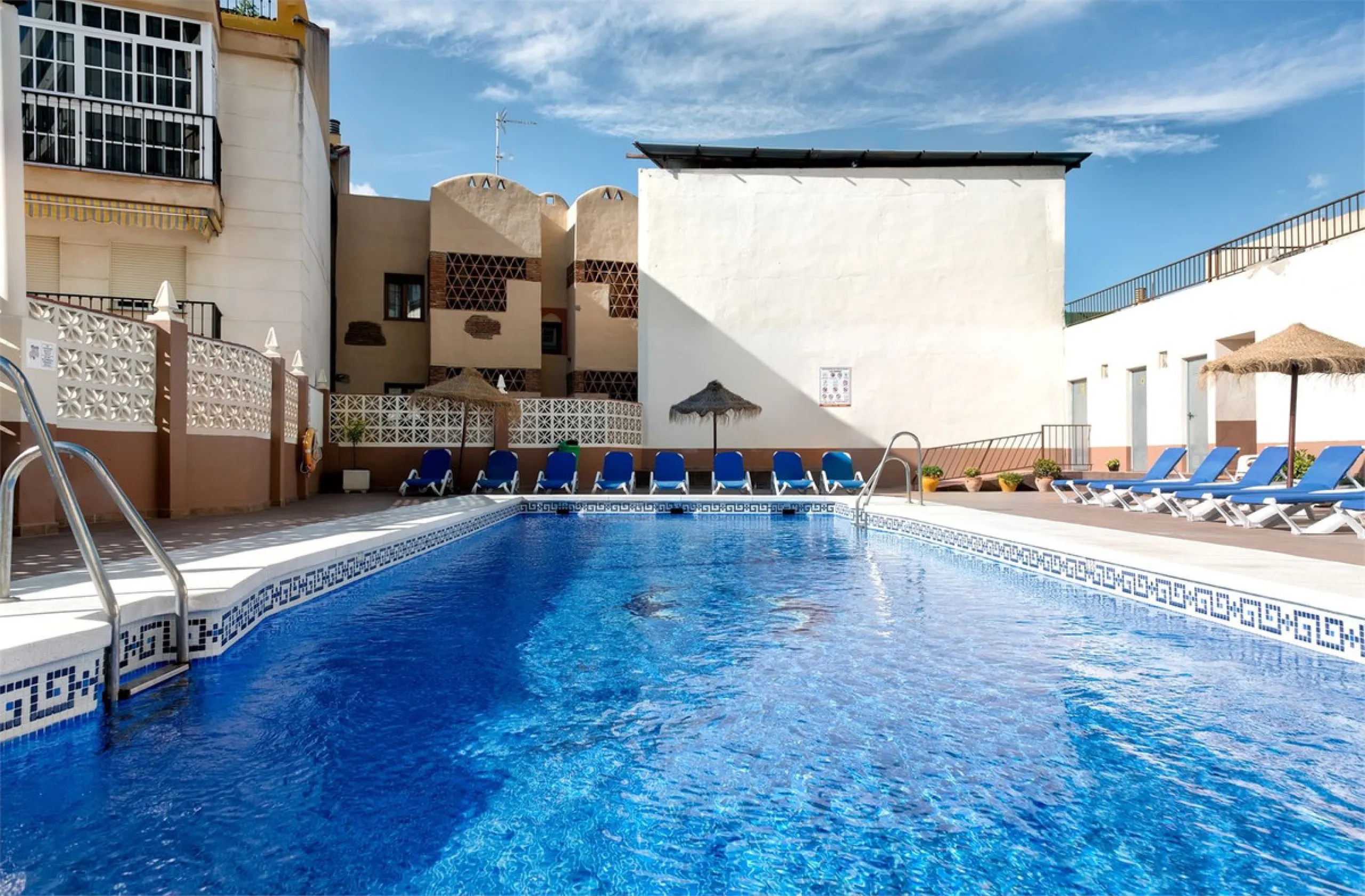 Welcome to this spacious and well-planned apartment with fantastic light. Views of the surrounding city life, the mountains and a glimpse of the sea. The property offers a perfect combination of the city's pulse and a relaxing location near the sea.