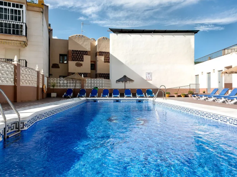 Welcome to this spacious and well-planned apartment with fantastic light. Views of the surrounding city life, the mountains and a glimpse of the sea. The property offers a perfect combination of the city's pulse and a relaxing location near the sea.