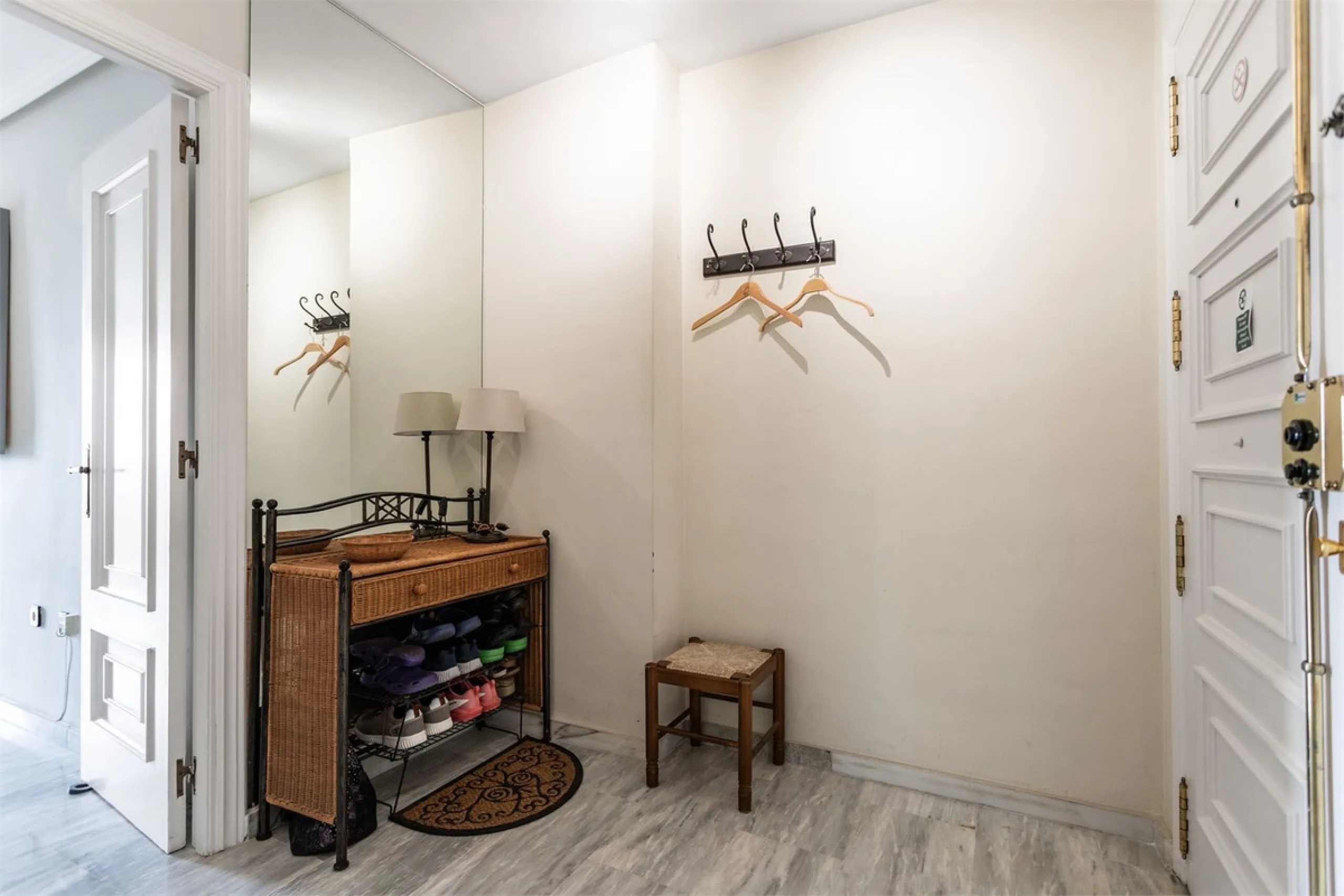 Welcome to this spacious and well-planned apartment with fantastic light. Views of the surrounding city life, the mountains and a glimpse of the sea. The property offers a perfect combination of the city's pulse and a relaxing location near the sea.