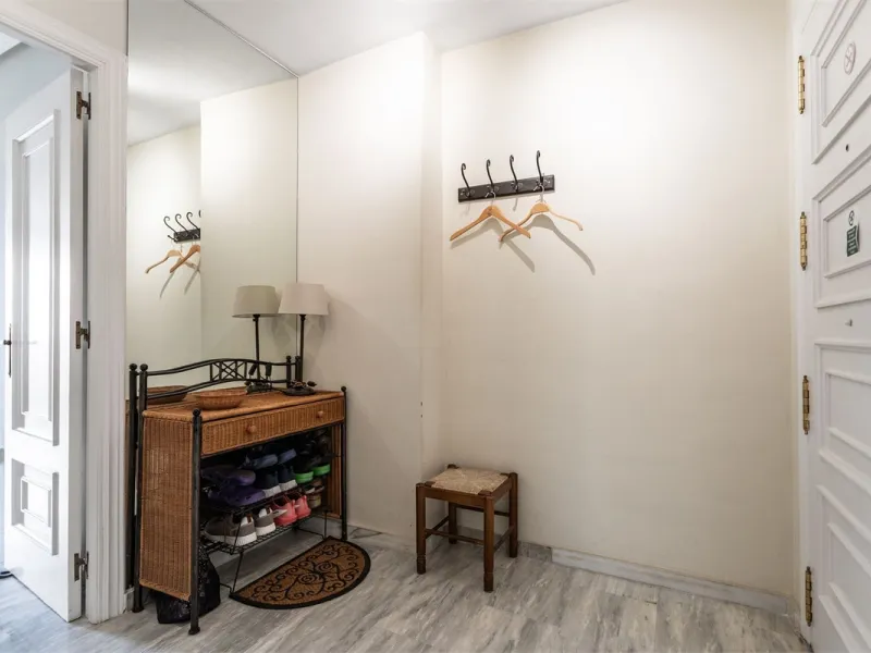 Welcome to this spacious and well-planned apartment with fantastic light. Views of the surrounding city life, the mountains and a glimpse of the sea. The property offers a perfect combination of the city's pulse and a relaxing location near the sea.