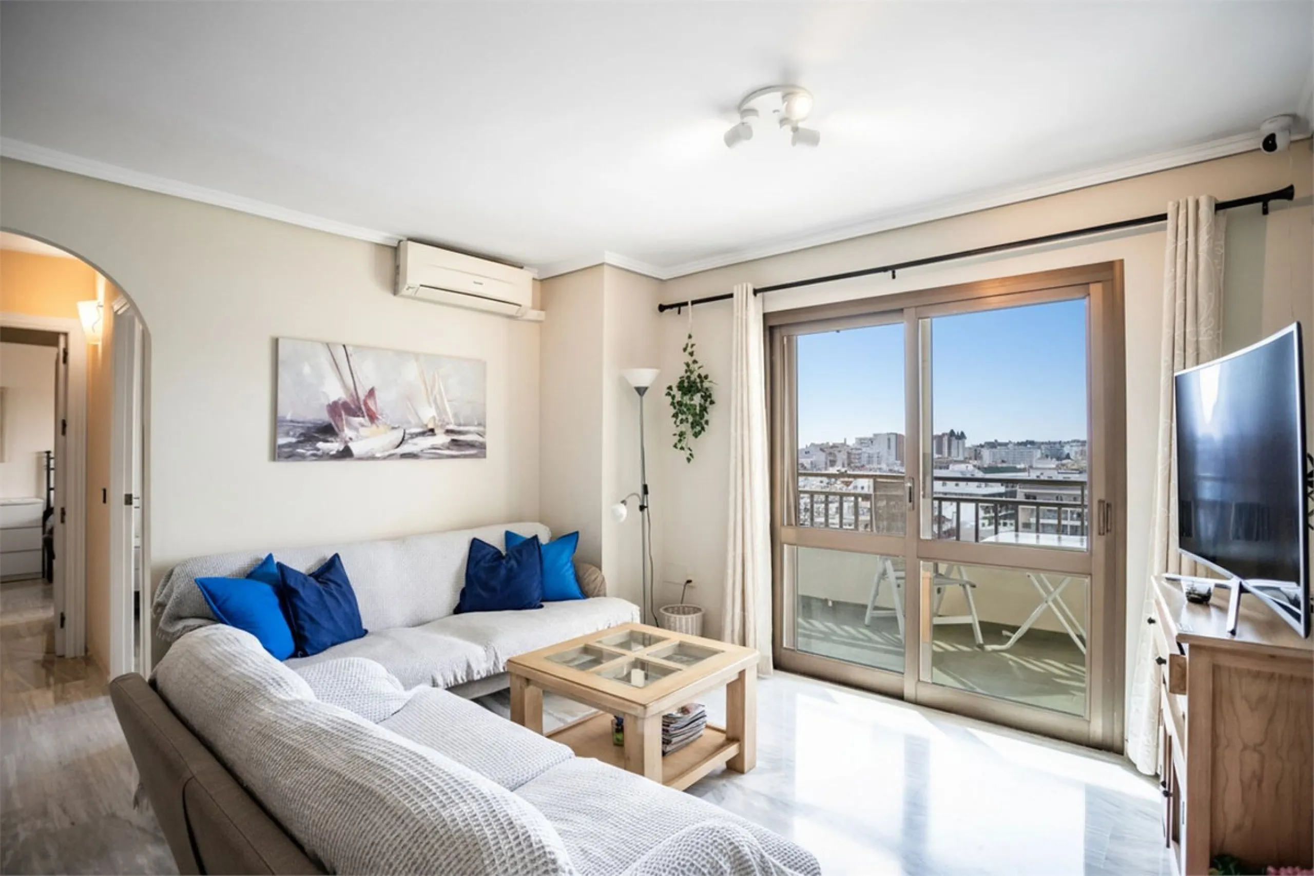 Welcome to this spacious and well-planned apartment with fantastic light. Views of the surrounding city life, the mountains and a glimpse of the sea. The property offers a perfect combination of the city's pulse and a relaxing location near the sea.