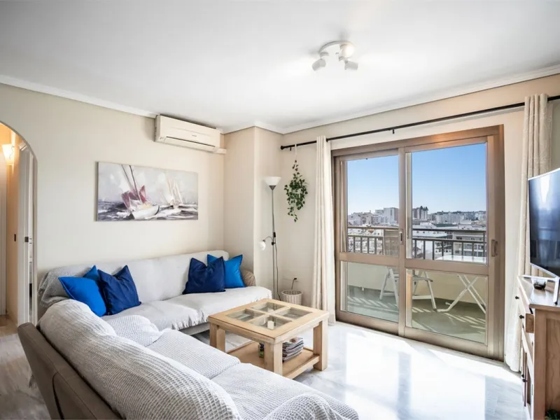 Welcome to this spacious and well-planned apartment with fantastic light. Views of the surrounding city life, the mountains and a glimpse of the sea. The property offers a perfect combination of the city's pulse and a relaxing location near the sea.
