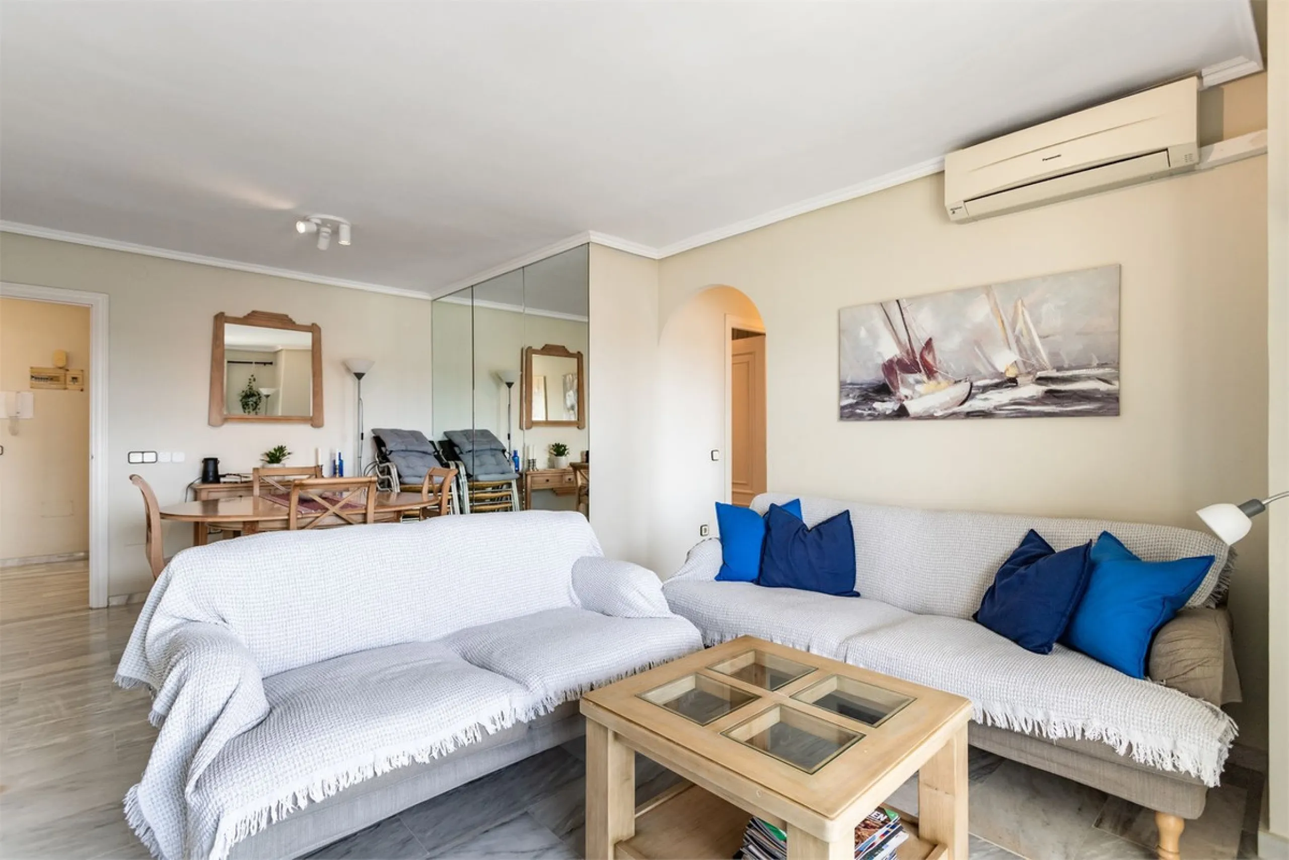 Welcome to this spacious and well-planned apartment with fantastic light. Views of the surrounding city life, the mountains and a glimpse of the sea. The property offers a perfect combination of the city's pulse and a relaxing location near the sea.