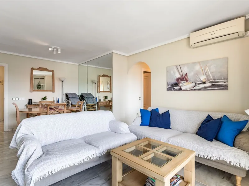Welcome to this spacious and well-planned apartment with fantastic light. Views of the surrounding city life, the mountains and a glimpse of the sea. The property offers a perfect combination of the city's pulse and a relaxing location near the sea.