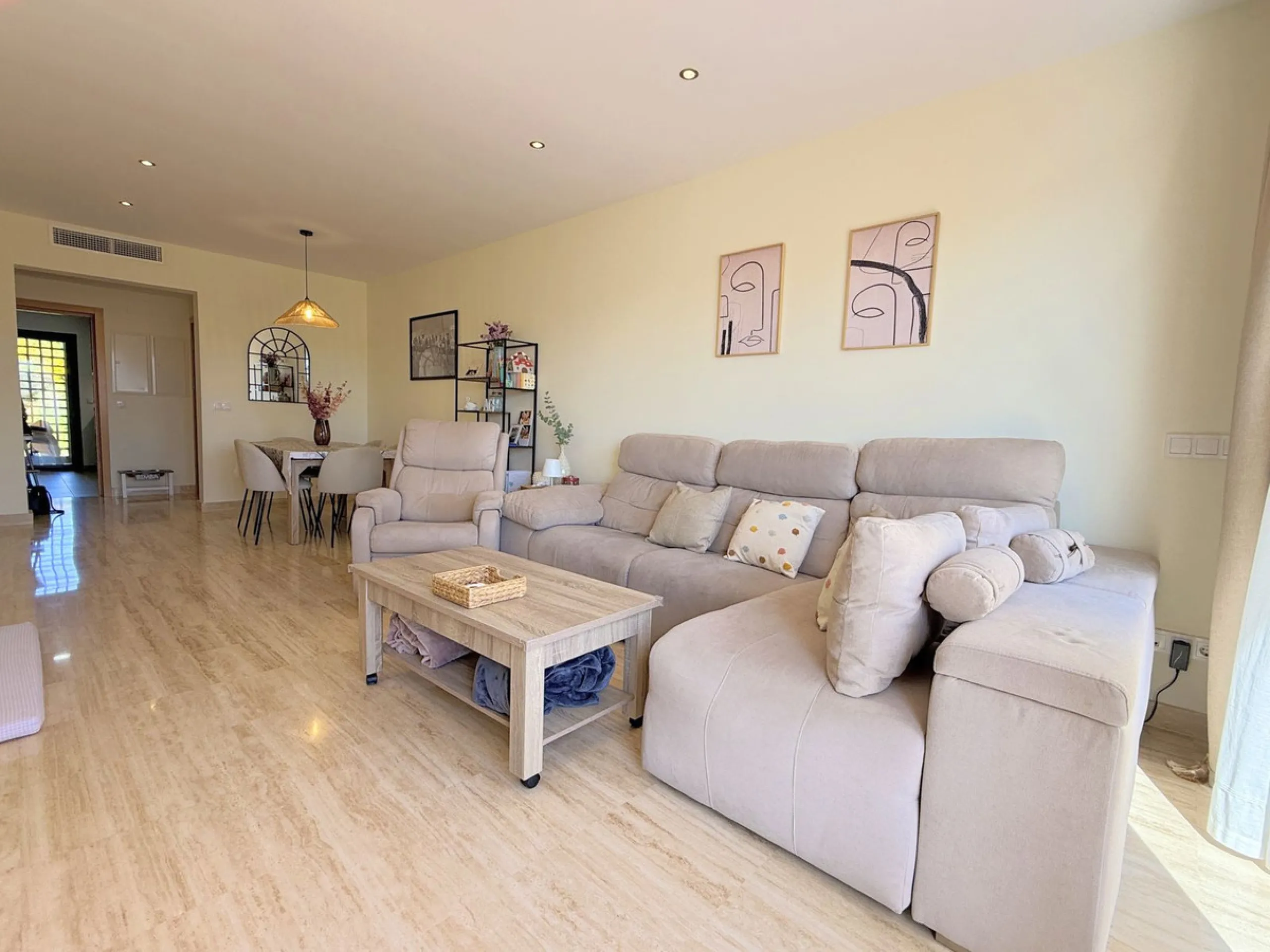 Apartment - Penthouse в продаже в Estepona, Málaga. В доме 2 спален и 2 ванных комнат. Площадь дома 100 м²
