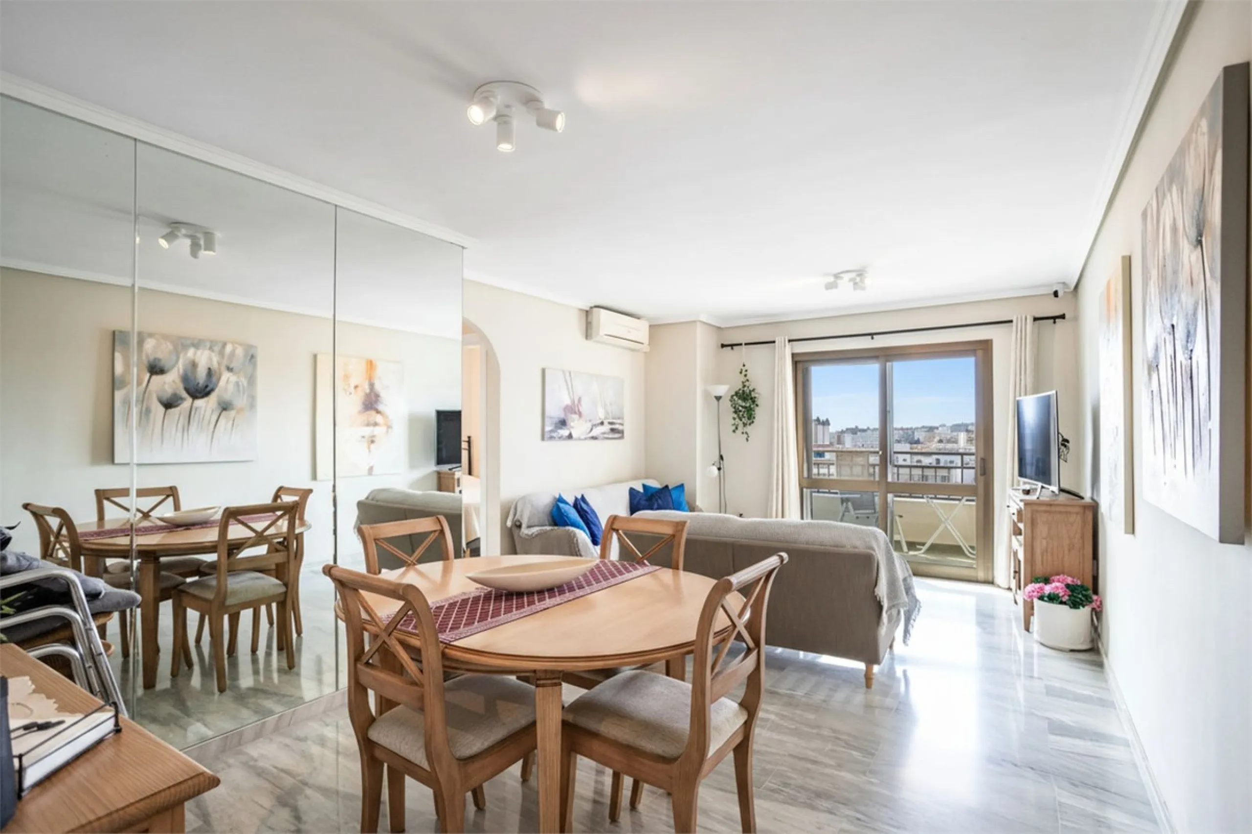Welcome to this spacious and well-planned apartment with fantastic light. Views of the surrounding city life, the mountains and a glimpse of the sea. The property offers a perfect combination of the city's pulse and a relaxing location near the sea.