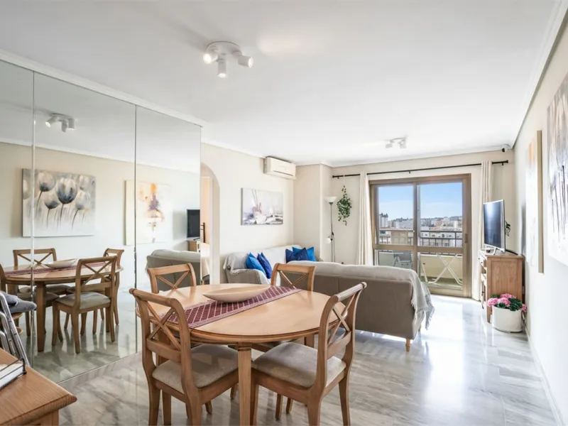 Welcome to this spacious and well-planned apartment with fantastic light. Views of the surrounding city life, the mountains and a glimpse of the sea. The property offers a perfect combination of the city's pulse and a relaxing location near the sea.